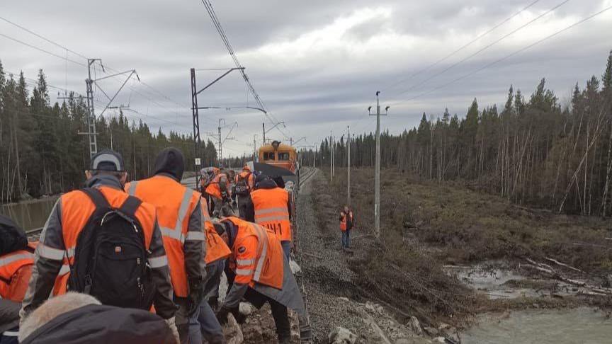 На железной дороге в районе Оленегорска устраняют последствия подмыва